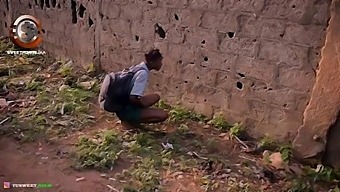 Remaja Afrika Mendapat Sekolah Dalam Kesenangan Oral.
