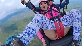 Pilot Se Bucură De Orgasm În Aer Liber În Timpul Unei Aventuri Cu Parapanta